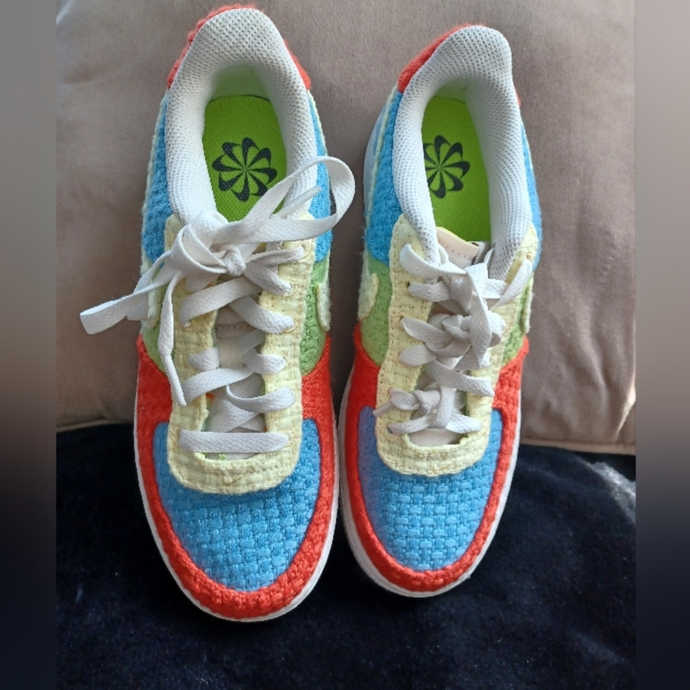 Nike Air Force 1 LV8 Kids size: 5Y multicolor.